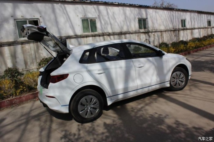 全新小型SUV 比亚迪元UP路试谍照曝光